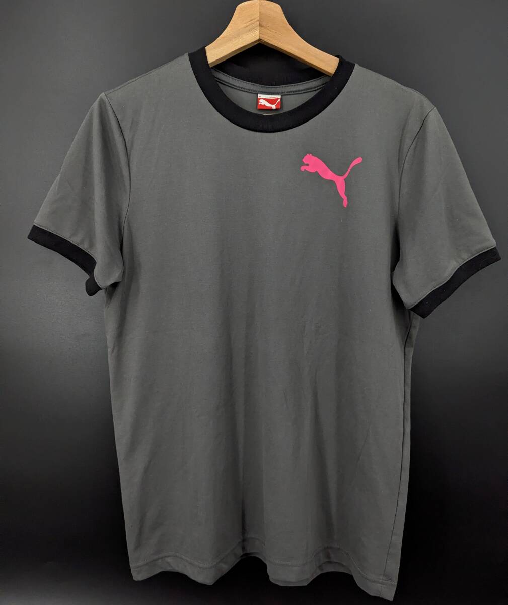8343C 送料185円♪ PUMA プーマ Lifestyle グレーxブラック ピンクロゴ 半袖 スポーツ Tシャツ Mサイズ拍卖