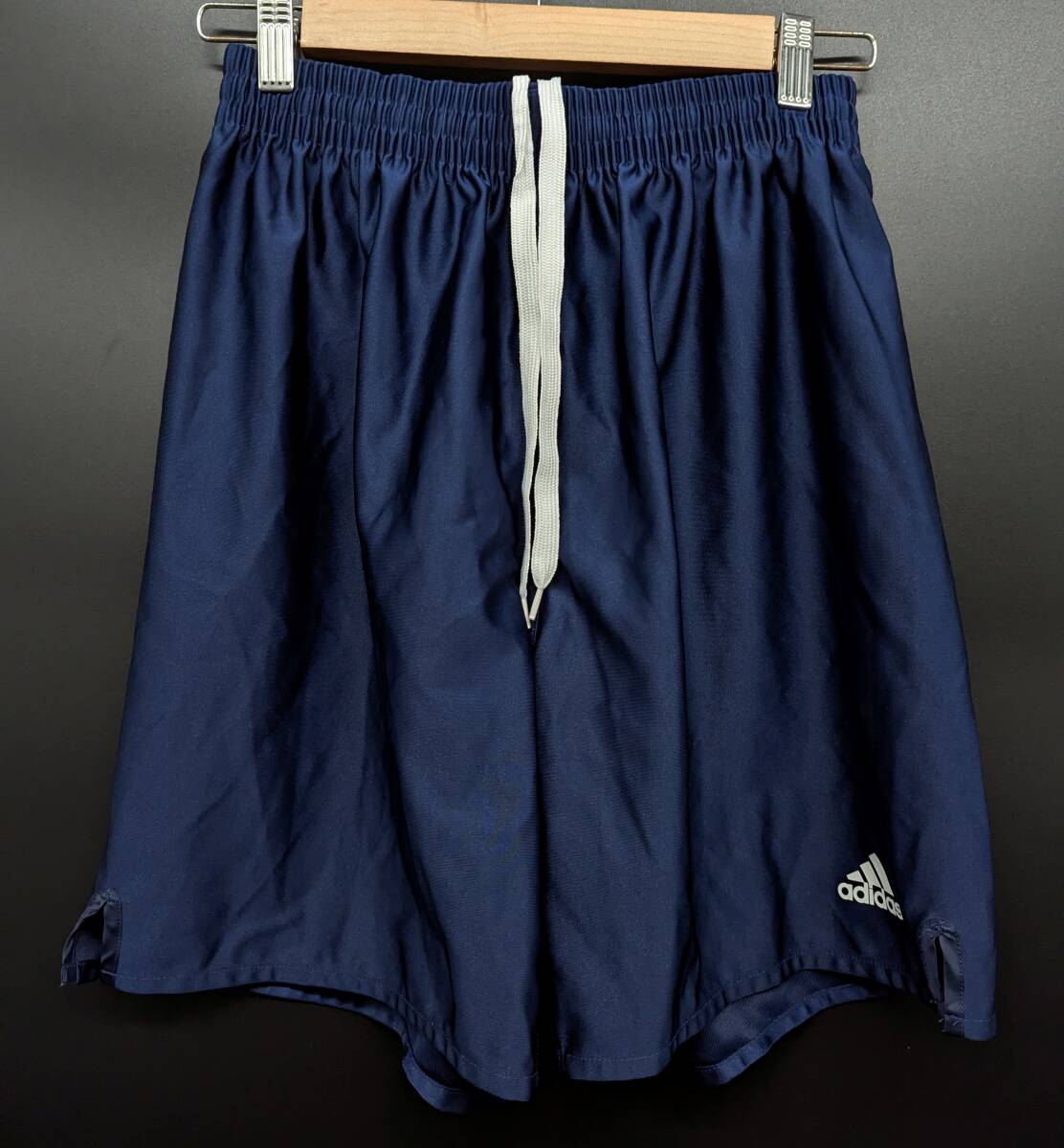 4798C 送料185円♪ ADIDAS アディダス 光沢 ネイビー 白ロゴ サッカーパンツ ショートパンツ ハーフパンツ Mサイズ拍卖