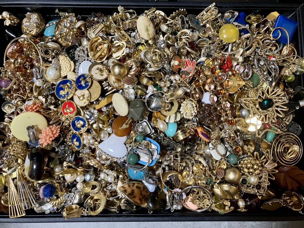 【まとめ売り 約3kg】GOLDカラー ピアス・イヤリング中心★アクセサリー大量 ヴィンテージ/アンティーク/リメイク素材拍卖