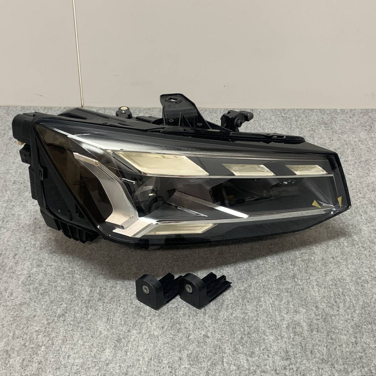 7bK2354 Audi アウディ Q2 ヘッド ライト ランプ 右 右側 LED 81A 941 036 E GADFG 81A941036E 正規品 純正 車 パーツ拍卖
