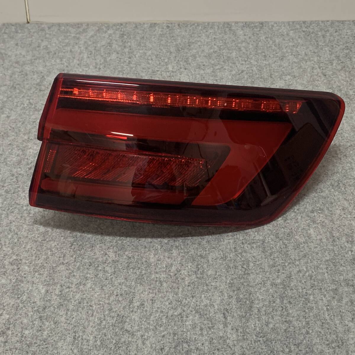 7bK2360 Audi アウディ A4 オールロード allroad テール ライト 右 右側 8W9 945 092 C 8WCYRA 8W9945092C 正規品 純正 車 パーツ拍卖