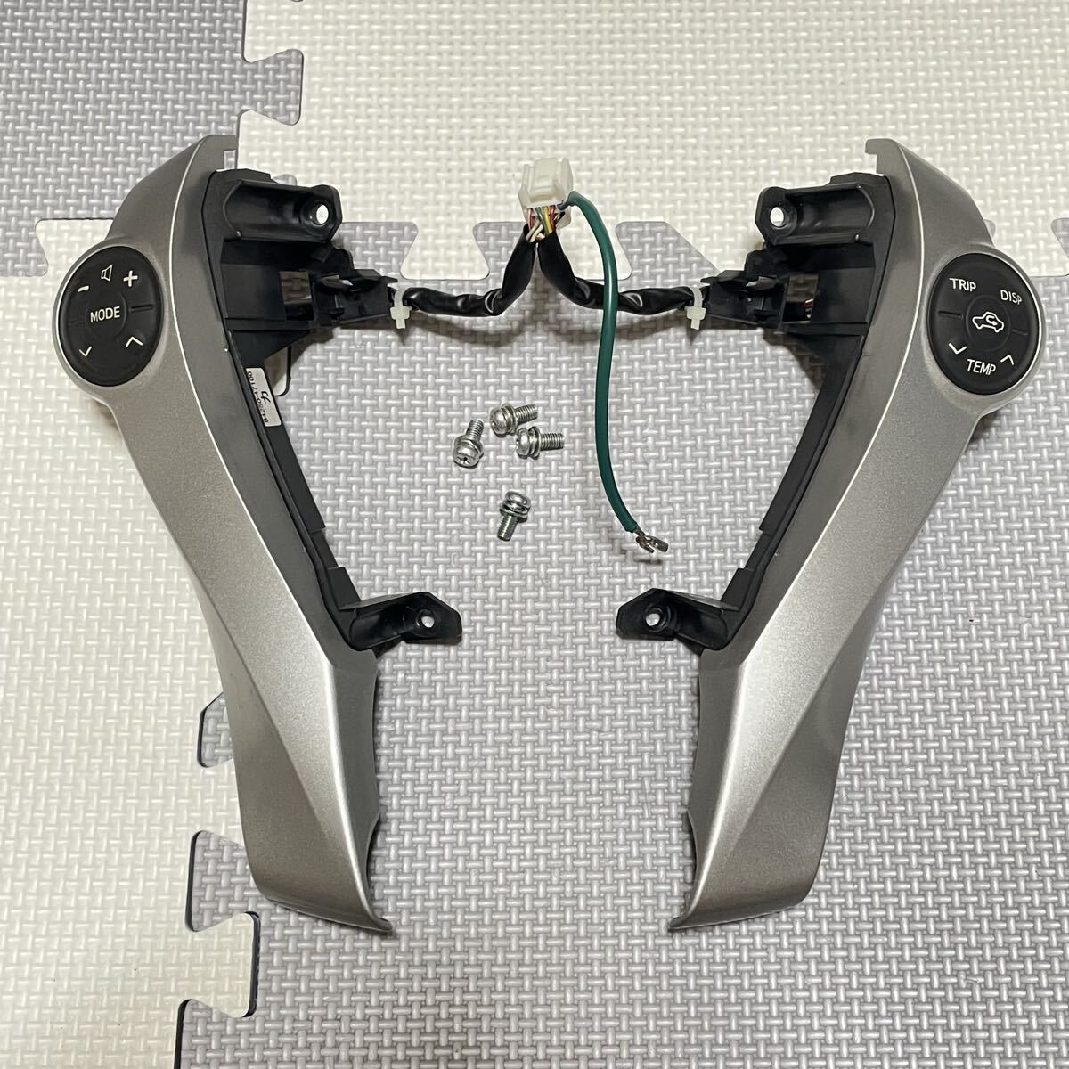 ★送料込★ベタつき無★ZVW30 前期 プリウス トヨタ純正ステアリングスイッチ ハンドルリモコン ステリモ★84250-47100カ拍卖