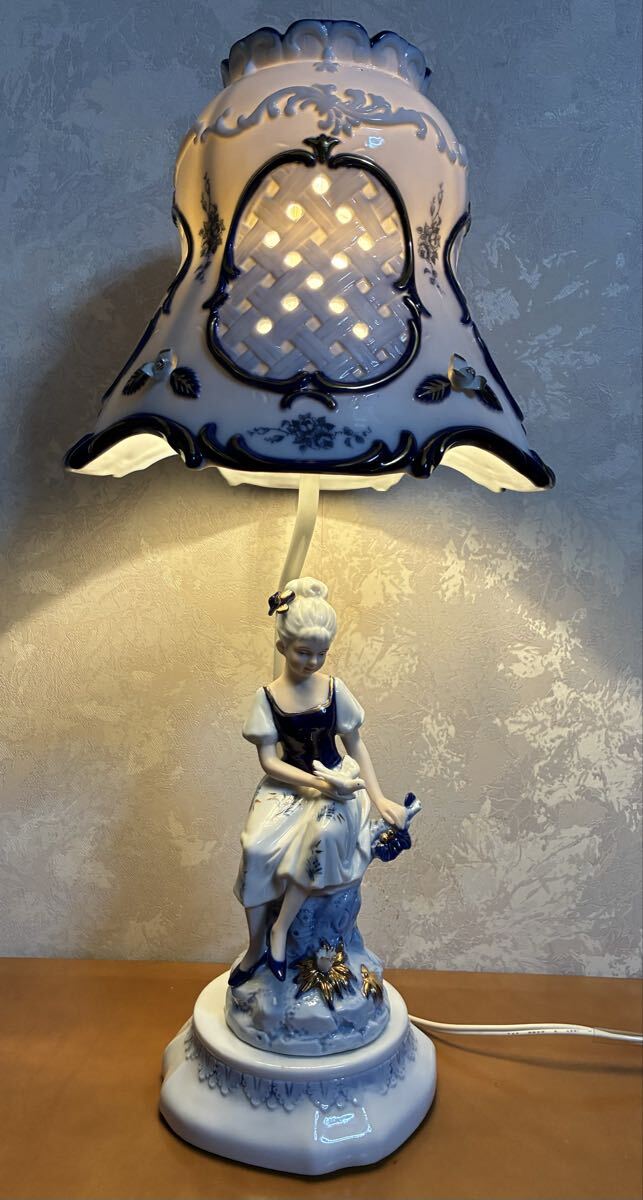 【未使用品】アンティーク、スタンドライト、陶器製、 インテリア、愛新陶器、25w、優しい温かみのある色味、上品なブルーとゴールド色使い拍卖