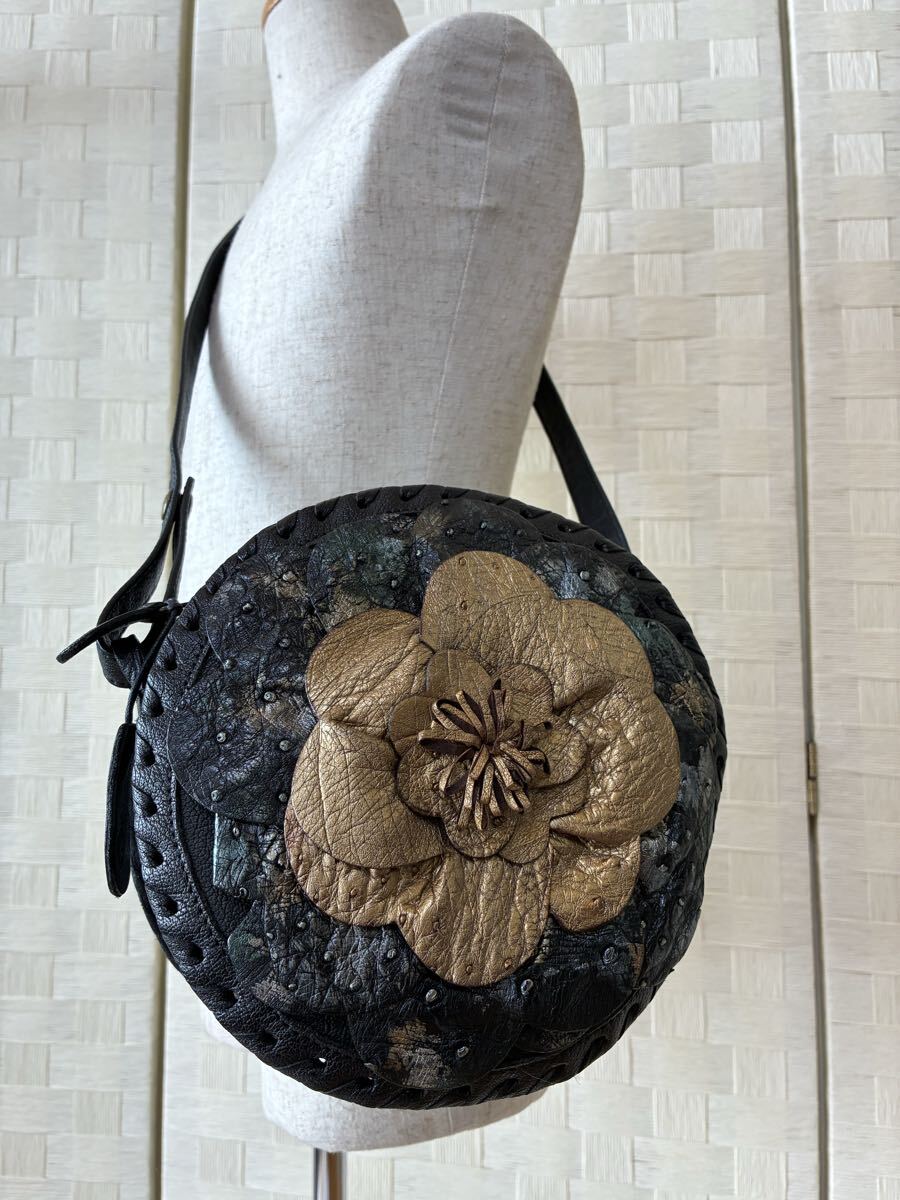 【美品】IBIZA(イビザ)、ゴールドの花モチーフバッグ、黒牛革とオーストリッチ、丸型バッグ、ショルダーバッグ、個性的かつ華やか拍卖
