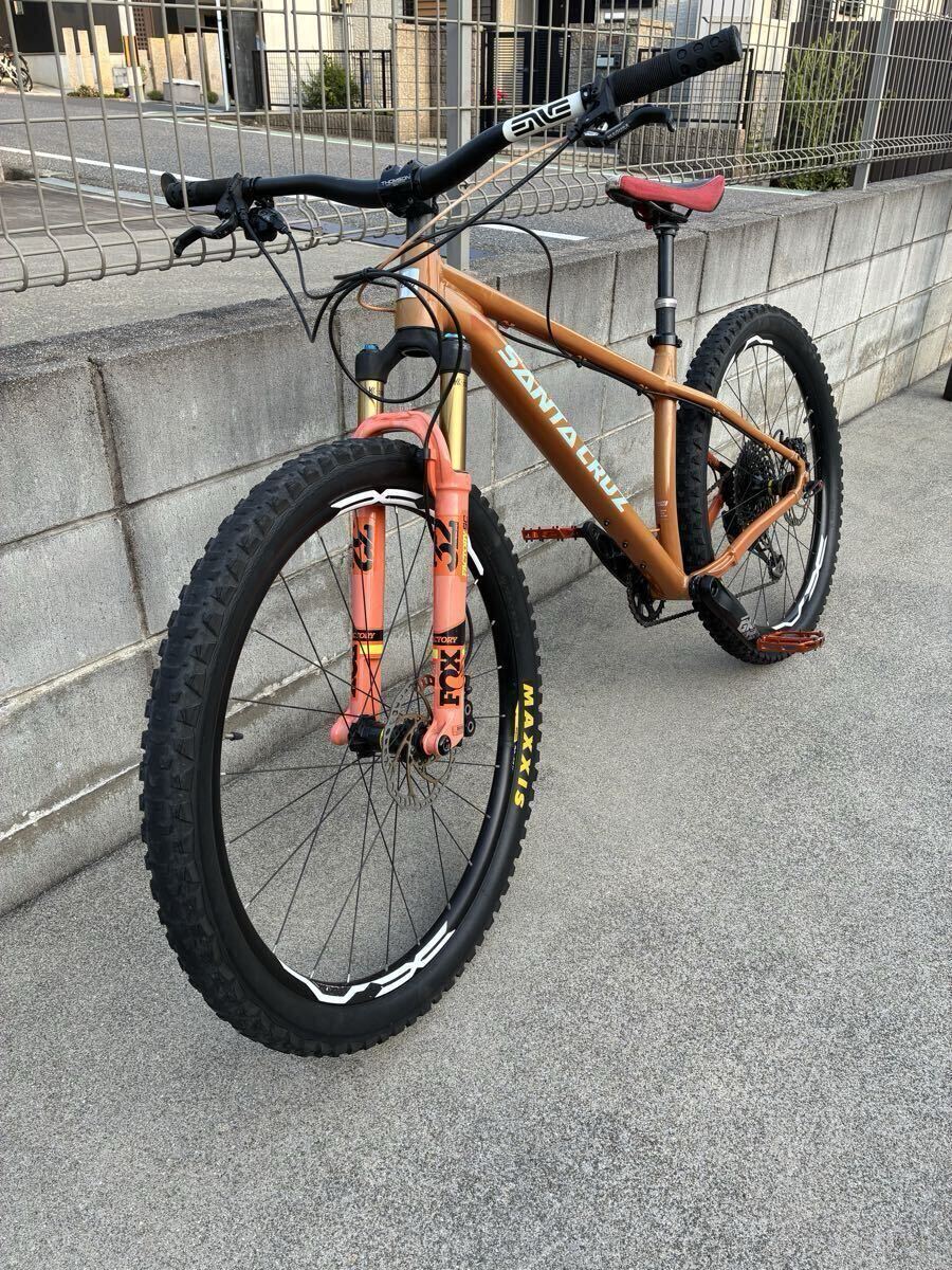 santacruz サンタクルズ chameleon カメレオン Mサイズフレームのみ美品です。クリスキングヘッドセット、バイクスタンドのおまけ付き拍卖
