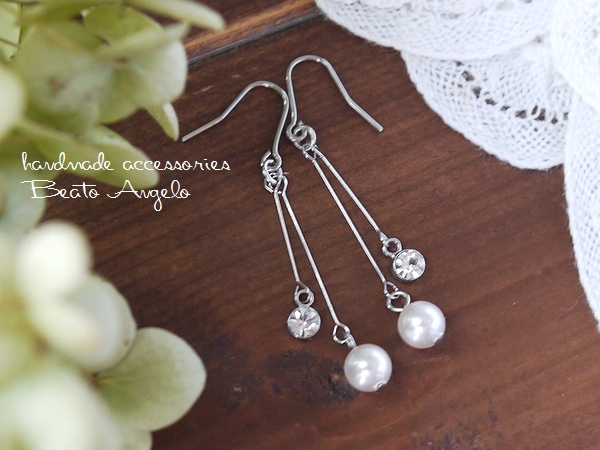 ■+angelo+スワロフスキー パールとラインストーンのピアス(p-148)ホワイト S チタン 樹脂 イヤリング拍卖