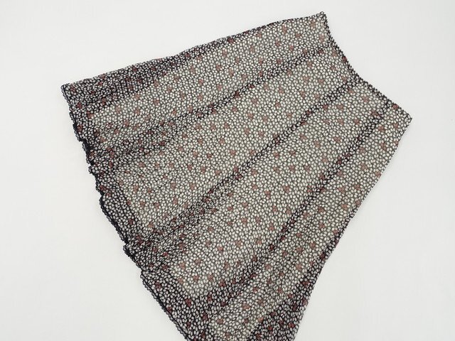 美品 エルーシャ LUCIA ひざ丈 シフォン変形プリーツフレアスカート 38 ブラック地 ホワイト×レッド 総柄拍卖