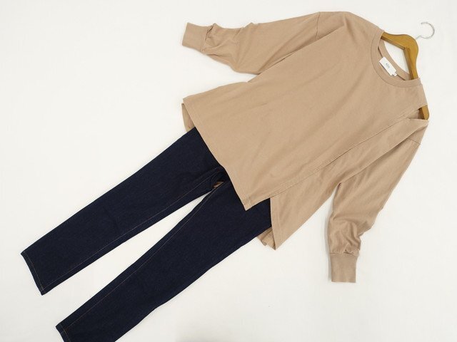 美品 AZUL by moussy&GU 長袖カットソー+デニムスキニーパンツ コーディネート上下2点セット S相当 ブラウン/ネイビー系 カジュアル系 20代拍卖
