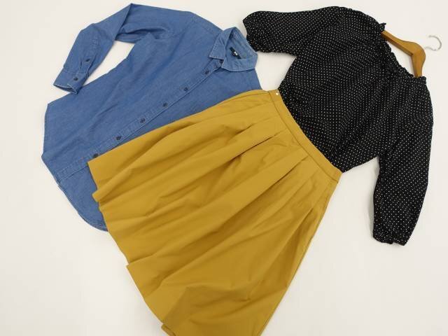 美品 UNIQLO等 デニムシャツ+POブラウス+膝丈スカート コーデ3点セット M相当 青系/黒地 水玉/黄 カジュアル・ナチュラル系 20代・30代拍卖