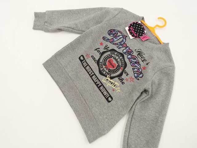 キッズ 新品タグ付 Begum 長袖 クルーネック 裏起毛トレーナー 110 グレー地 レッド×ブラック×ゴールド 英字プリント 【メール便可】拍卖
