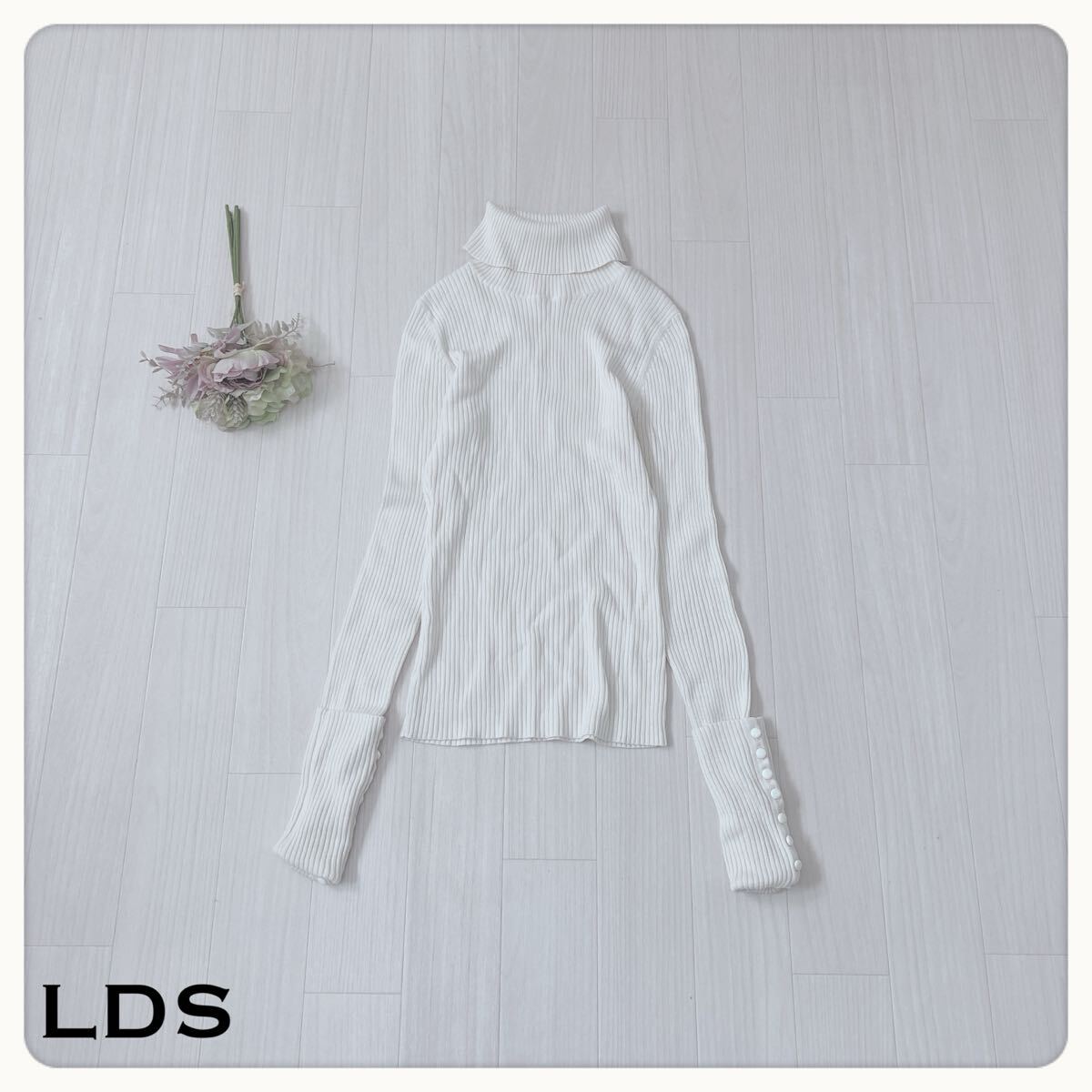 【美品】LDS リブニット タートルネック 袖ボタンデザイン ホワイト レディース トップス 長袖 ストレッチ きれいめ カジュアル 白拍卖