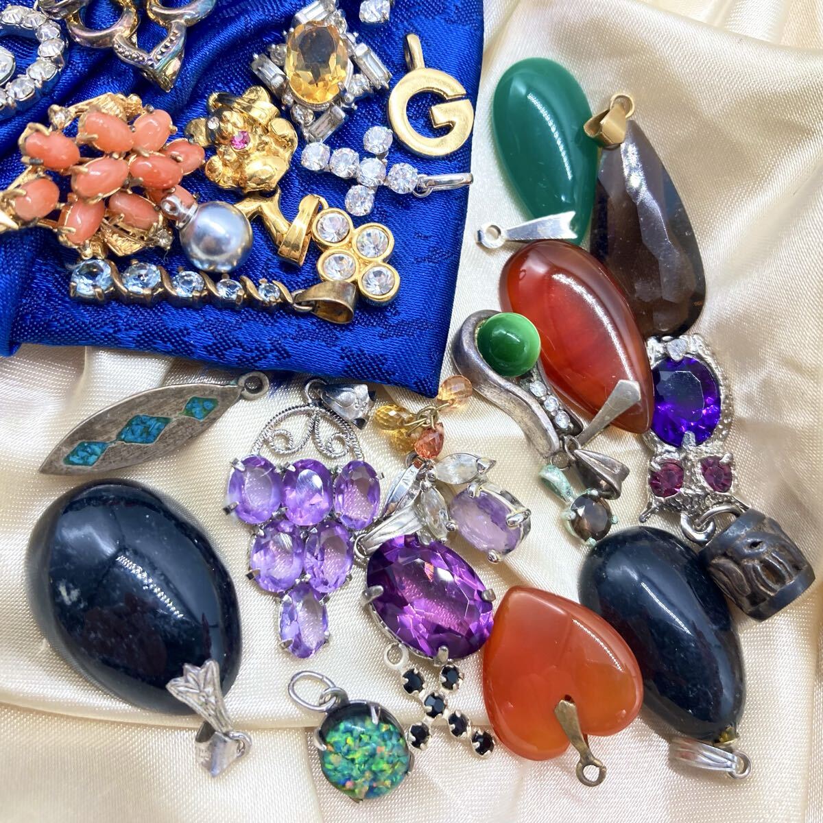 ミキモト/ジバンシイ入り!!■ペンダントトップ56点おまとめ■ n 約119.8g ネックレス チャーム 珊瑚 天然石 アメジスト パール silver C923拍卖