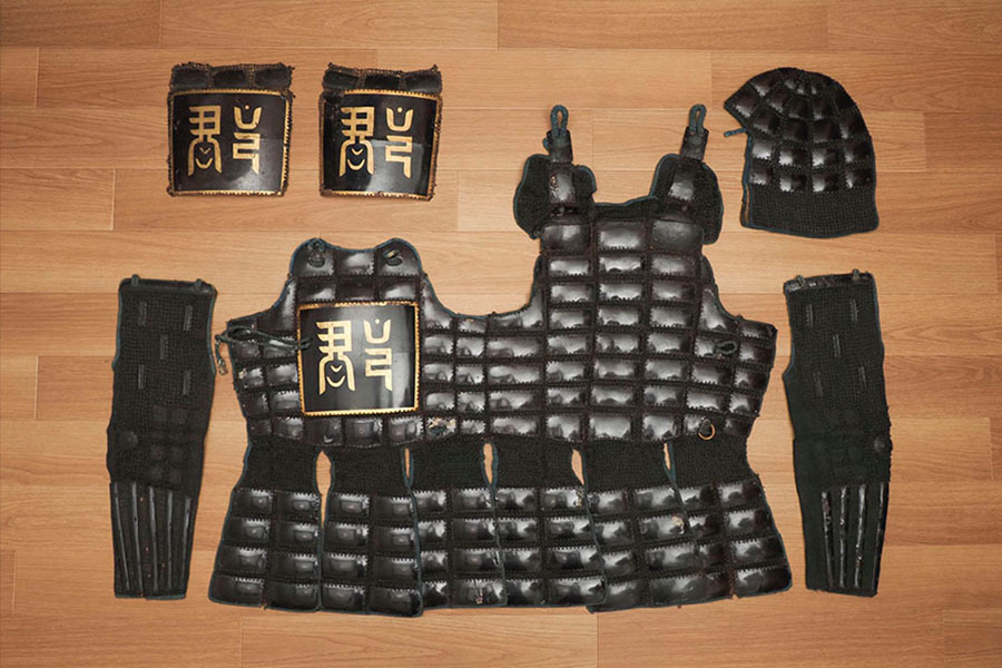 AN36 旧家初出 胴部分 草摺 籠手 武具 まとめて / 江戸期 鎧 兜 日本刀 太刀 鍔 装身具 目貫 甲冑 拍卖