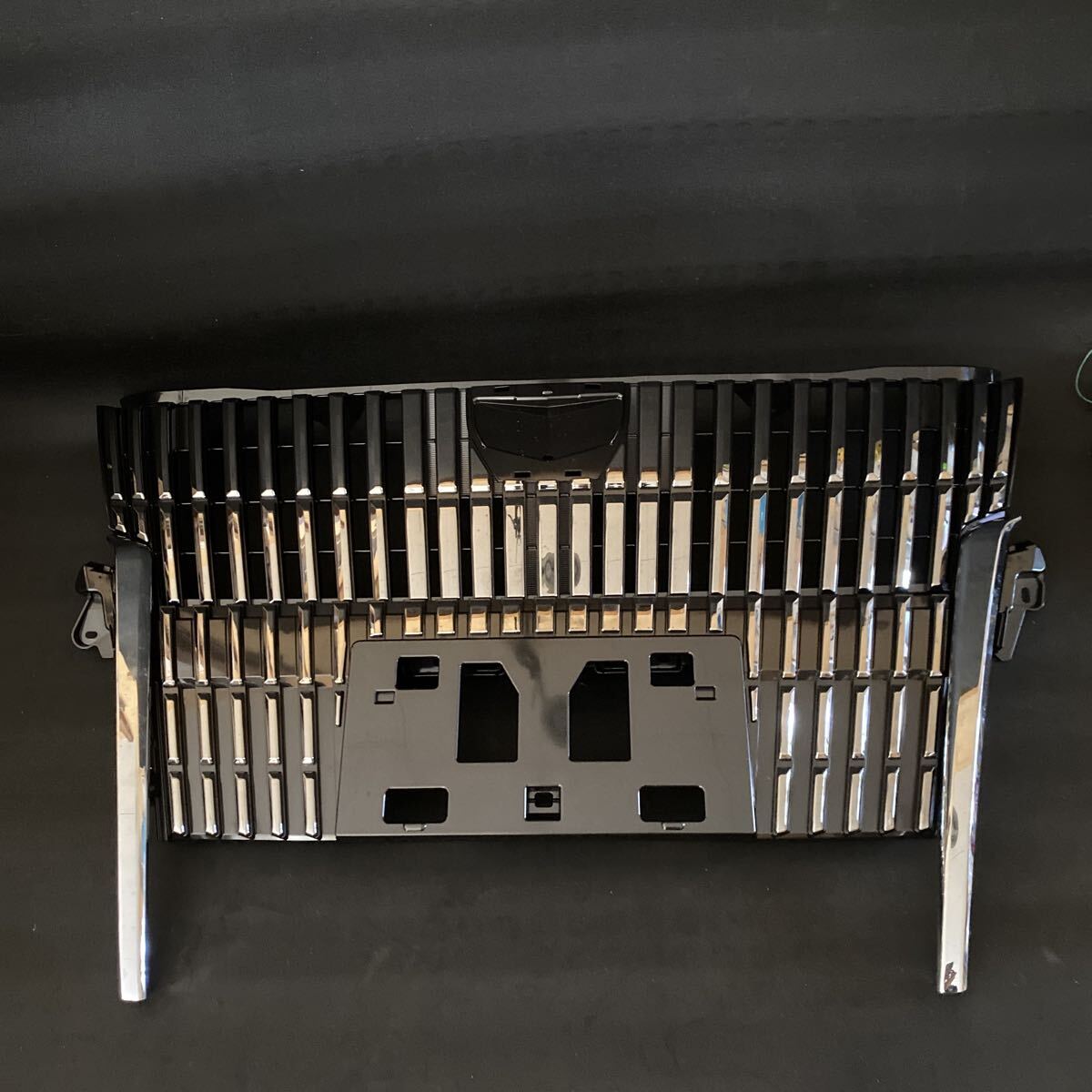 T4067 美品 ZRR80/ZWR80 純正フロントグリル 53111-58690/53105-28020/52713-28050/52712-28060 4点セット拍卖