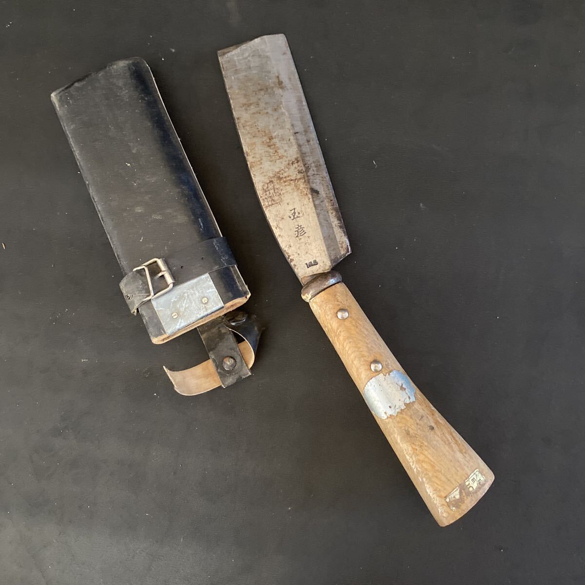 T4134 鉈 片刃 165mm 玉彦 鋼付 片刃 鞘付き 山師 山仕事用 林業 伐採 枝打ち拍卖