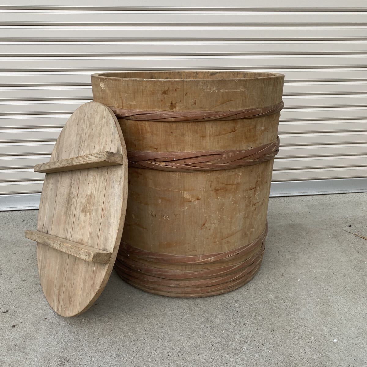 T4253 大型樽 桶 木製 アンティーク 古道具 昭和レトロ 高さ 61cmφ67cm 什器 インテリア拍卖