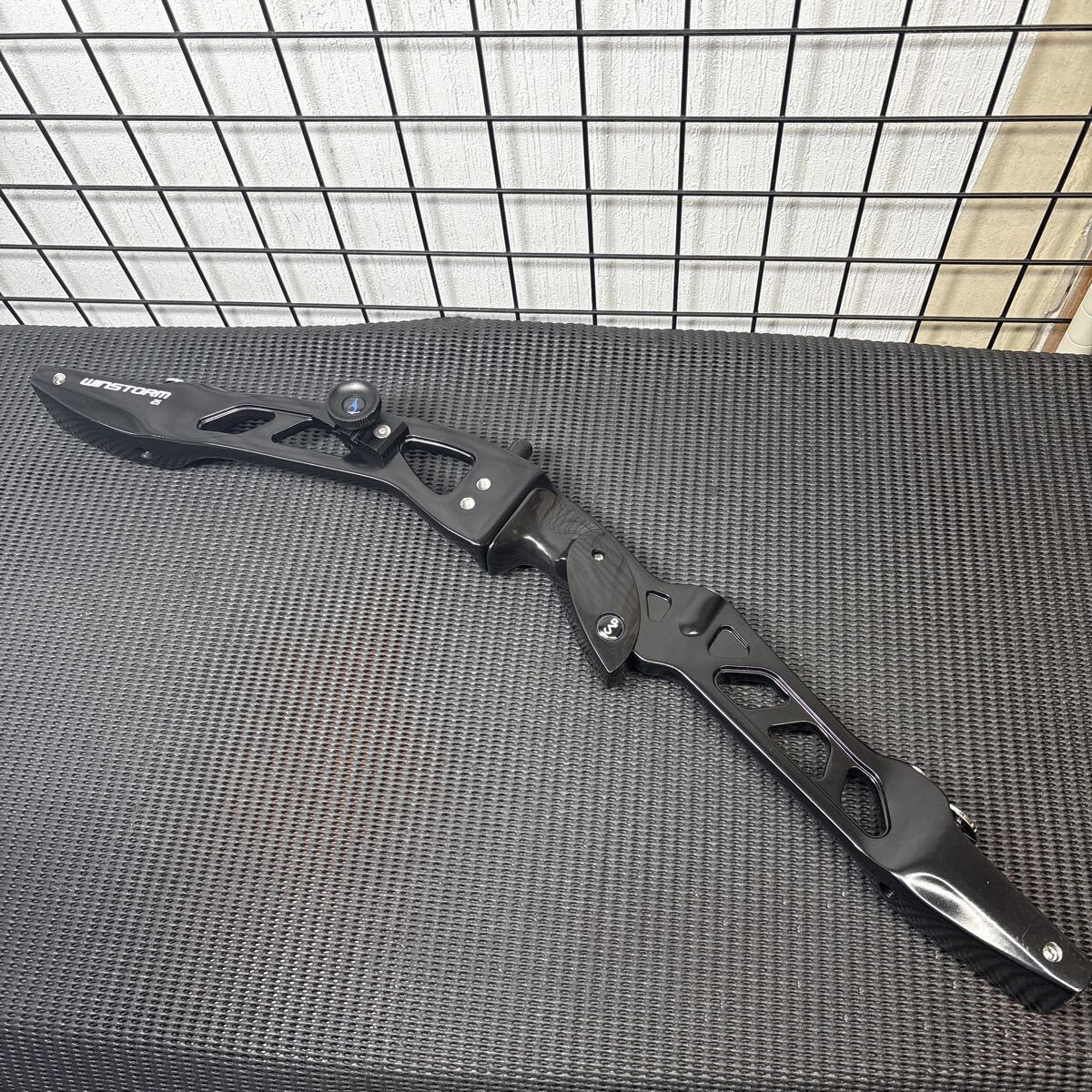 ★大阪/店舗受け取り可★KAP】Winstorm ウィンストーム リム対応 リカーブボウハンドル ブラック ILF対応 RH右射ち用 25インチ★拍卖