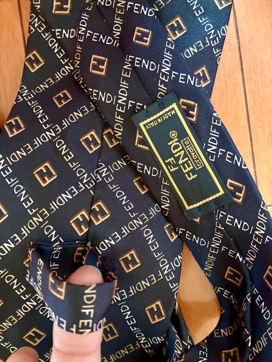 正規品イタリア製FENDI cravatteフェンディネクタイ絹シルク100%ネイビー系ズッカ柄♪(F)拍卖