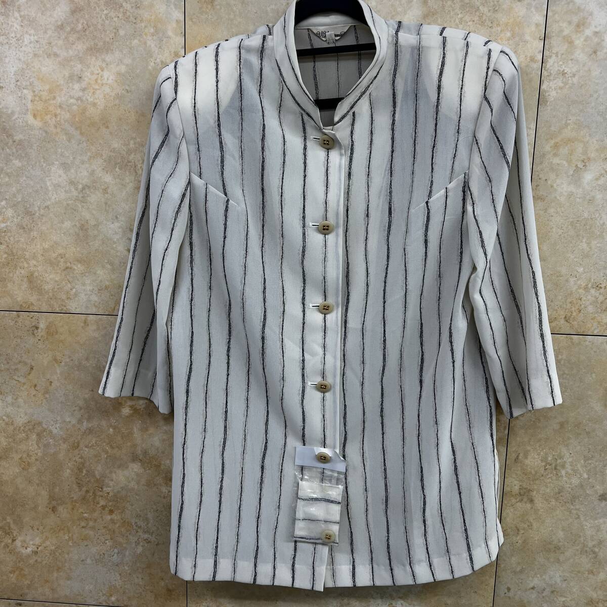 【中古】シャツ グレー 柄付き 肩パットあり拍卖