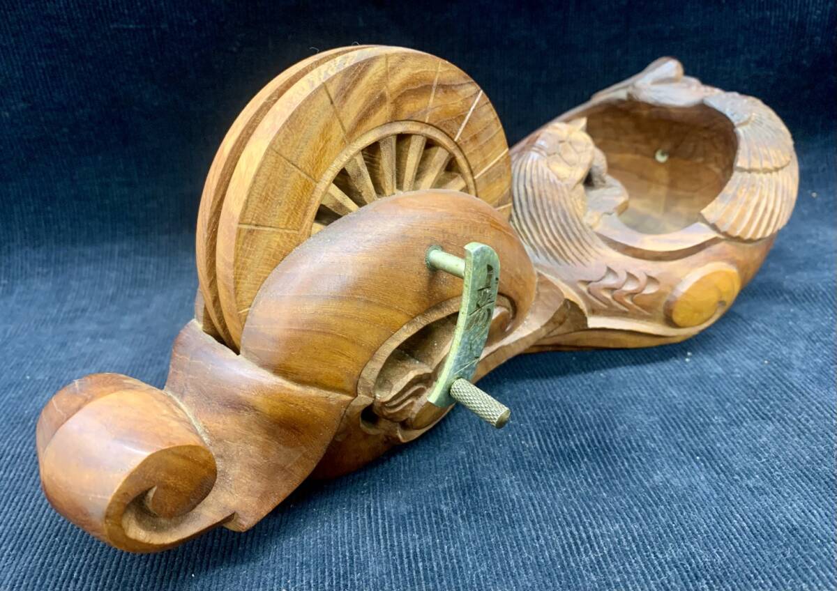 【 坪辰 】 墨壺 木製 鶴亀彫刻 廻手付き 飾墨壷 墨壺彫刻 大工道具 全長約26cm拍卖