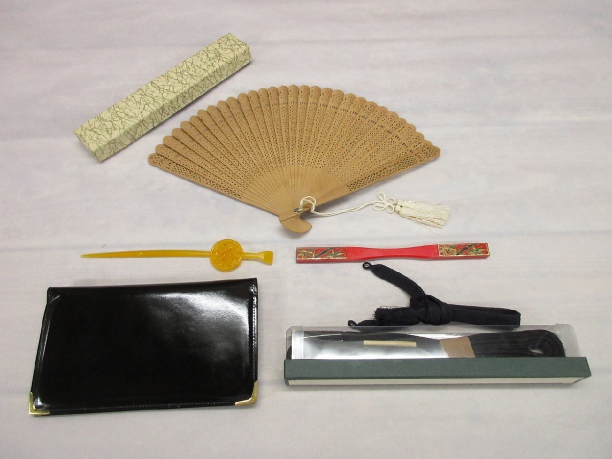 【T2-7743】未使用含む 和装小物 色々 まとめ 扇子 白檀 木製 透かし彫 絹100% 帯締め 簪 他 セット 同梱可 東京引取可【千円市場】拍卖