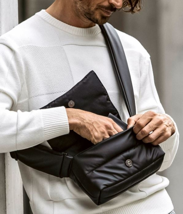 1PIU1UGUALE3 RELAX ウノピゥウノウグァーレトレ リラックス ミニショルダーバッグ 肩掛け ボディバッグ バッグ bag メンズ ブラック拍卖