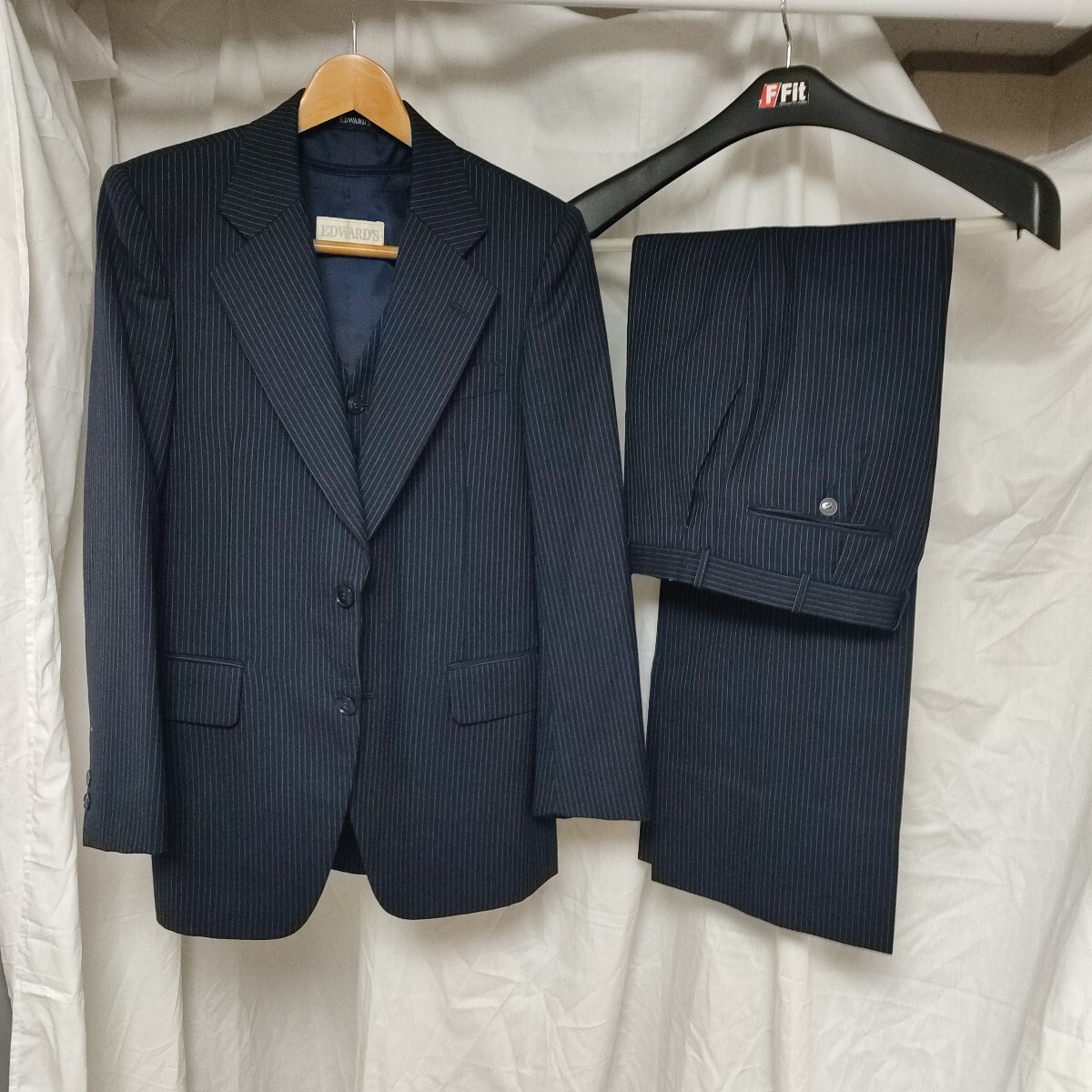 エドワーズスリーピースネイビーストライプ メンズ 拍卖