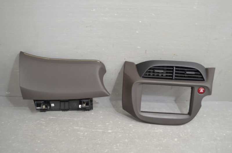 フィット シャトル HV-C 前期(GP2) 純正 オーディオパネル グローブボックス フタトリム-A-S /77250-TF7-003ZB 77500-TF2-003ZA k092454拍卖