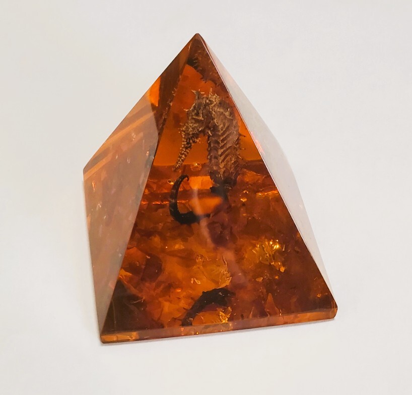 虫入り 琥珀 ピラミッド型 置物 インテリア 157,2g 美品拍卖