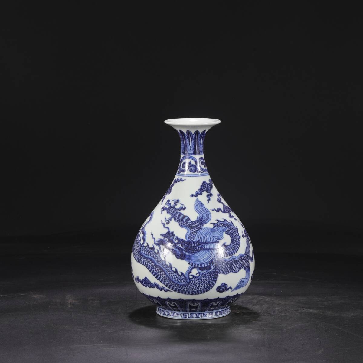 明時代 宣徳 青花 染付 雲龍文大玉壺春瓶 唐物 箱付き 陶磁器 中国美術 古美術 置物 骨董品 高さ28.5cm 口径8cm 胴径17cm RG1204拍卖