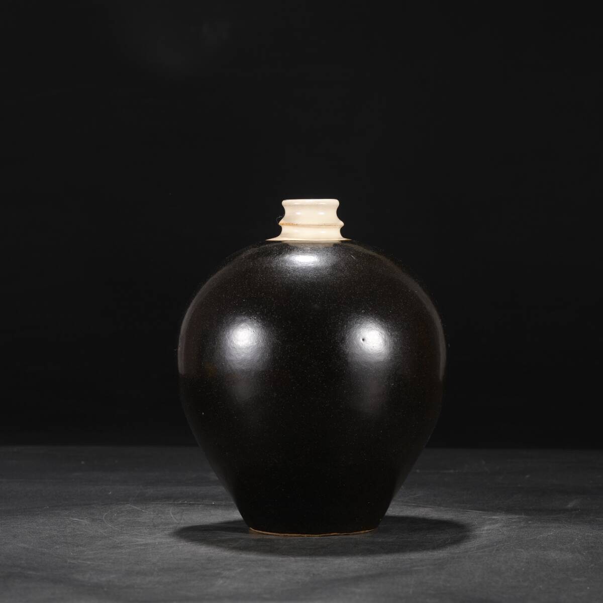 宋時代 磁州窯 黒白釉大石榴瓶 唐物 箱付き 陶磁器 中国美術 古美術 置物 骨董品 高さ22.5cm 口径3.8cm 胴径17cm RG1215拍卖