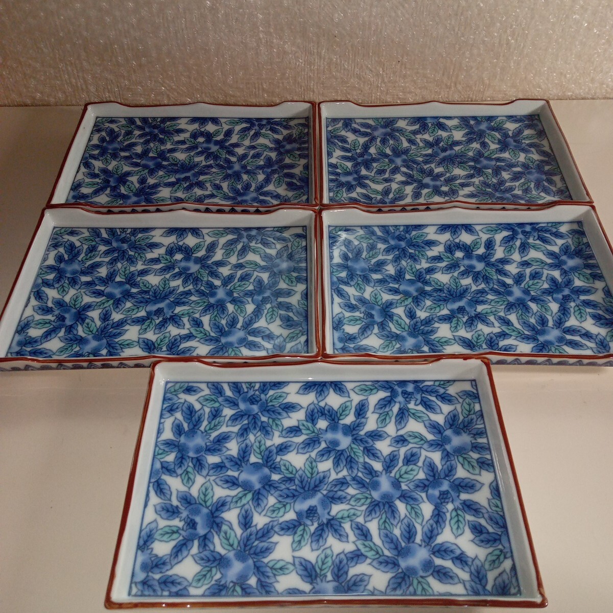 雑B-2段/ 有田焼 長方形皿 レトロ アンティーク 白い磁肌 呉須 藍色の顔料 箱付き/L11/71023拍卖