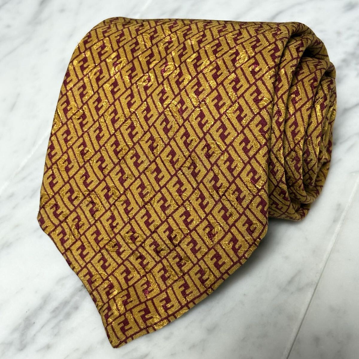 【美品】 999円~ FENDI ネクタイ ズッカ ロゴ レッド ゴールド系 (R8)拍卖