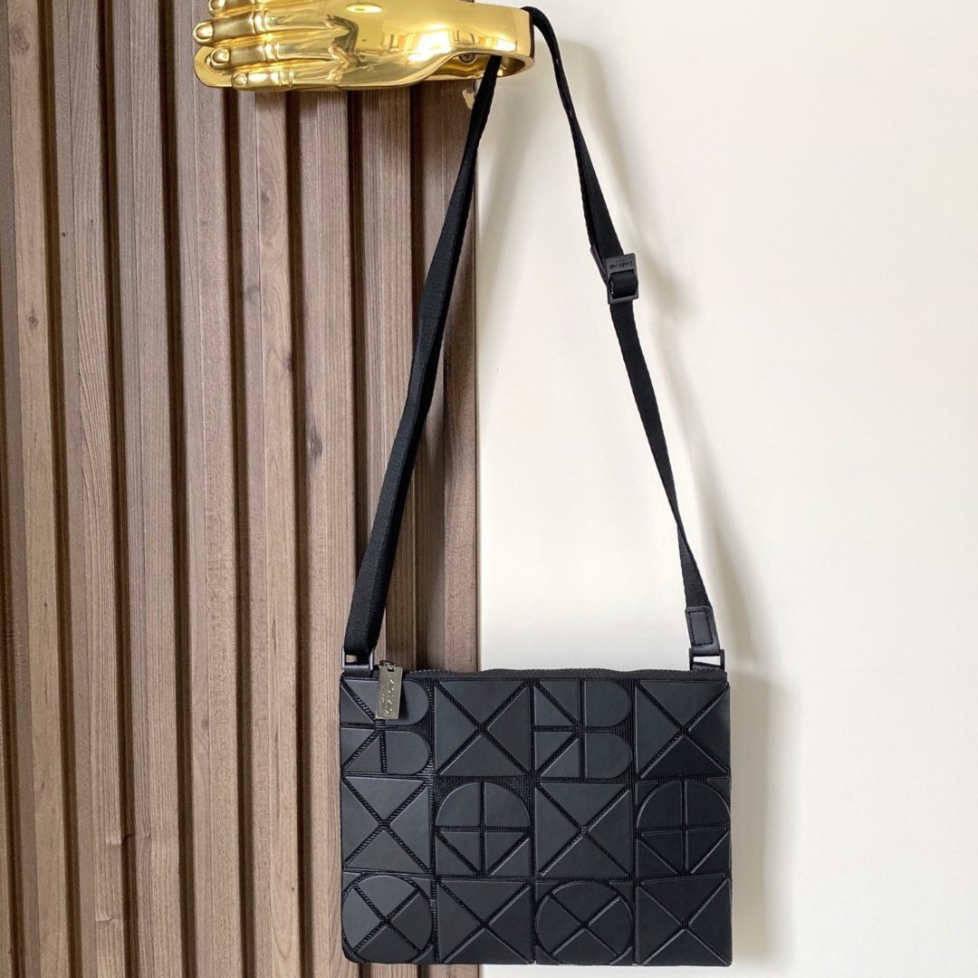 ISSEY MIYAKE BAOBAO バオバオ イッセイミヤケ トートバッグ ショルダーバッグ ブラック 24.5cm x 16cm拍卖