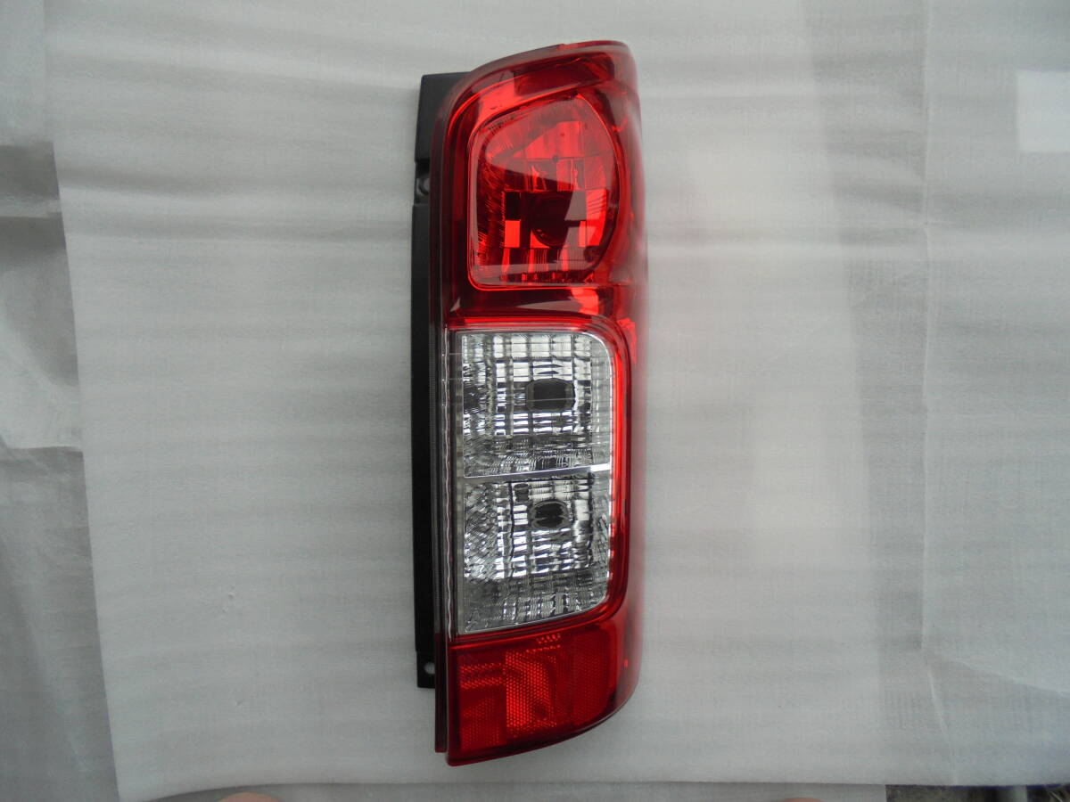 キャラバン NV350 E26 純正 右テールライト ICHIKOH D208 A381拍卖