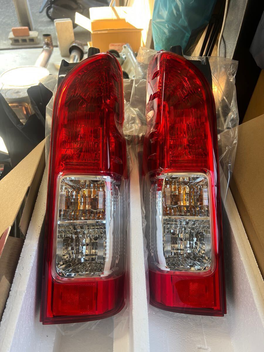 新車外し!ハイエース200系純正テールランプ!※送料無料!拍卖