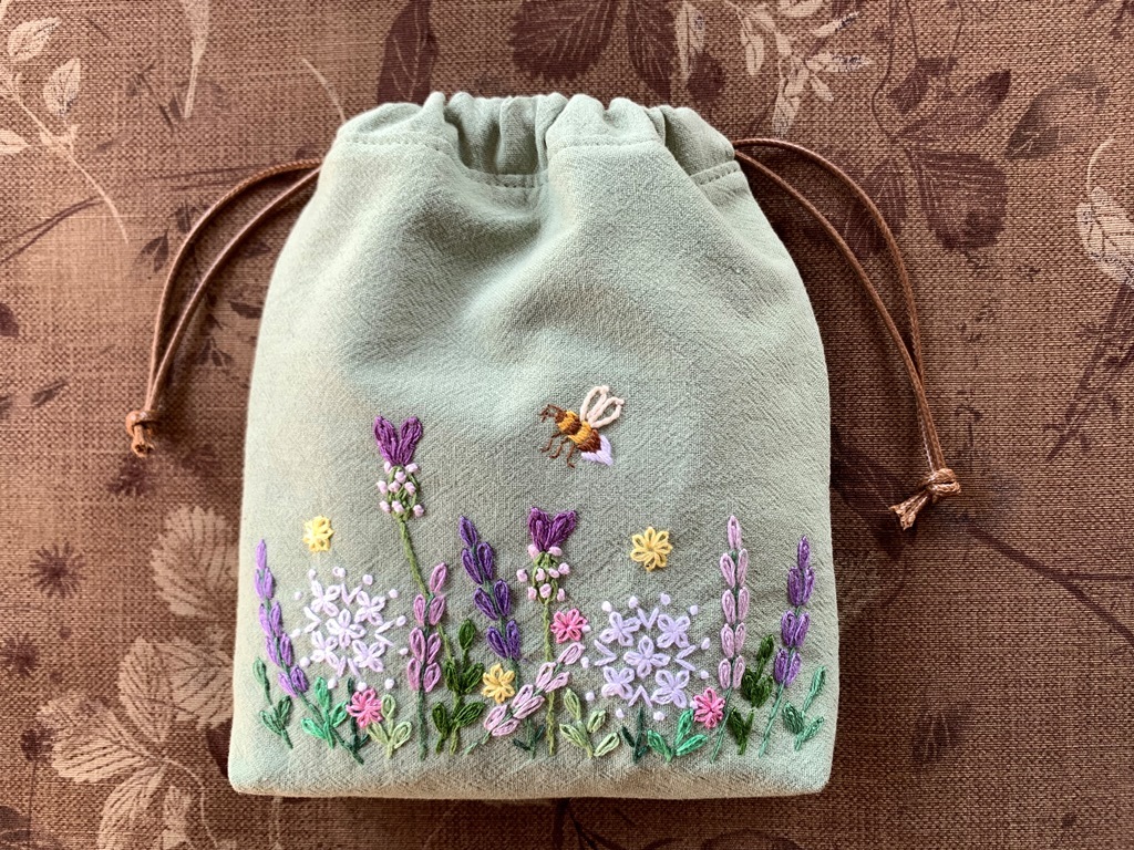 ハンドメイド 手刺繍「蜜蜂とラベンダーガーデンの巾着ポーチ」 コスメ用品 アクセサリー ライムグリーン色拍卖