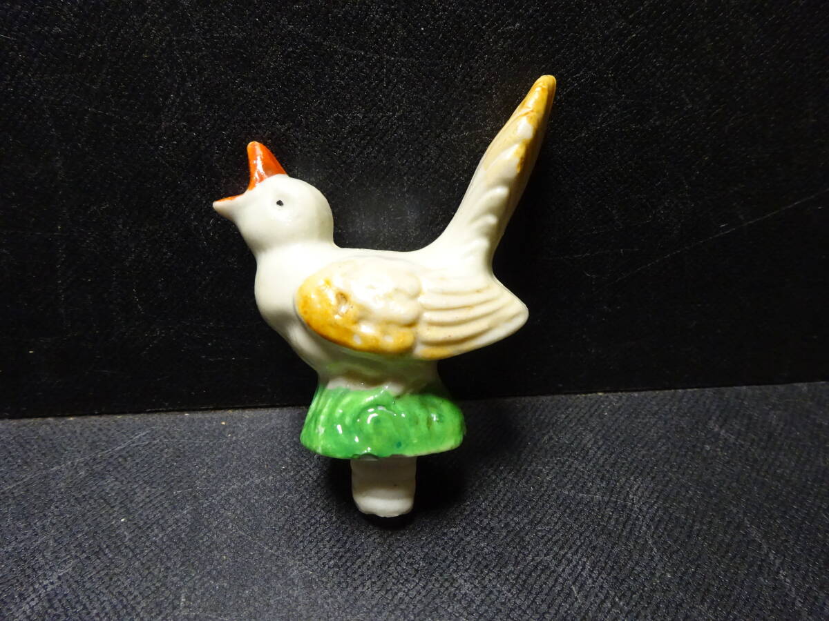 (11−4)ガラクタ珍品 詳細不明品 小鳥 焼き物です。昔のガラス瓶ビン、ボトル等の蓋でしょうか? 破れ、ヒビはありません。拍卖
