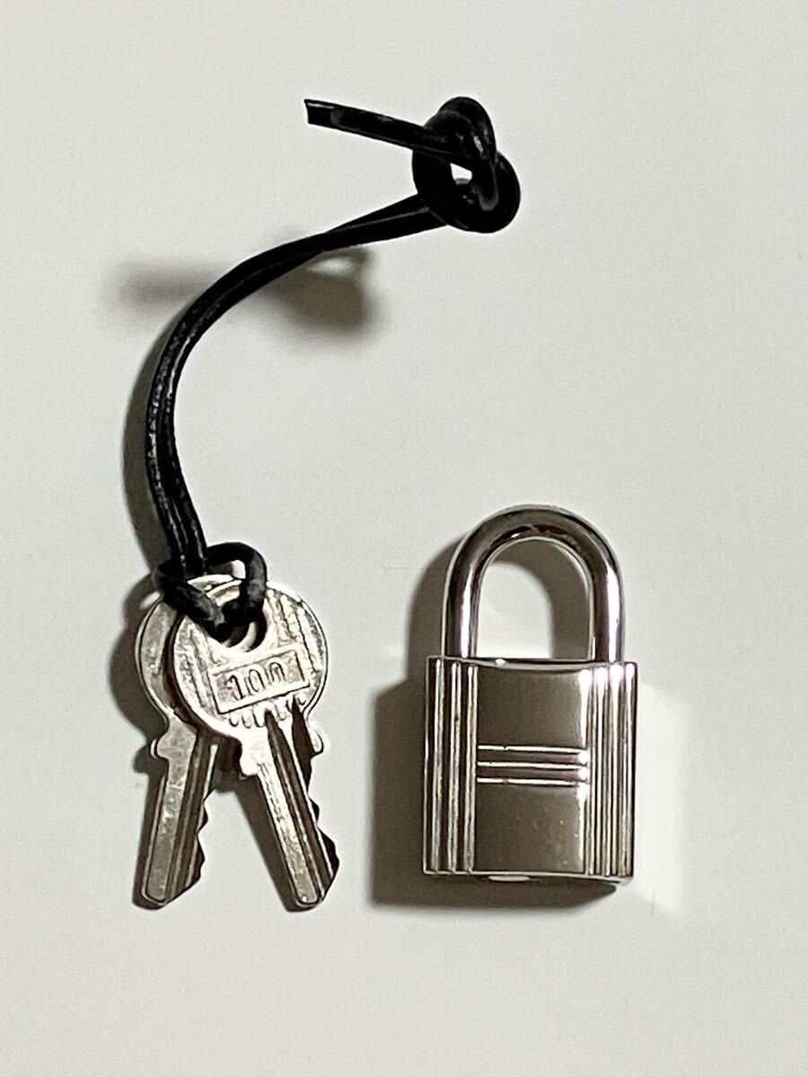 美品 HERMES パドロック 鍵2つ付き シルバー カラー エルメス 南京錠 カデナ 鍵 キー バッグ チャーム キーリング キーホルダー 100番 鍵拍卖
