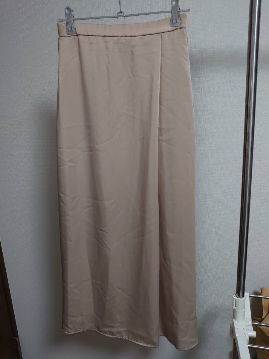 GU 光沢 ゴールドに近いベージュ ロングスカート Sサイズです。拍卖
