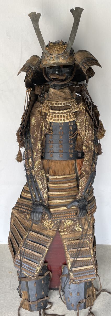 当時物 甲冑 等身大 着用可能品 一式 当世具足 金糸 鎧櫃 武具 骨董 古美品 蔵出し品 胴 鎧部品 面頬 鎧 古美術 戦国 武士 時代武具拍卖