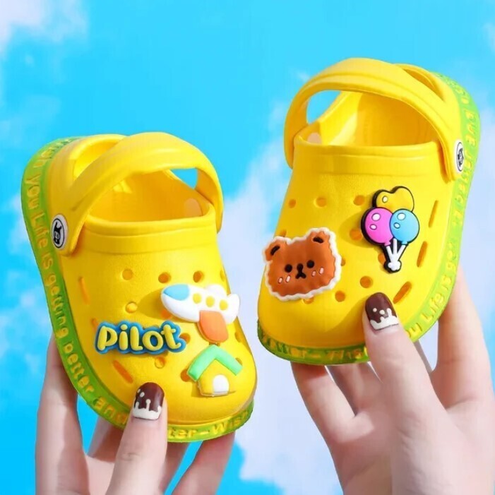 17cm 子ども キッズ 幼稚園 保育園 バッチ付き 穴あきサンダル つま先あり 男の子 女の子 海 水遊び クロックス風 黄色イエロー NE0185拍卖