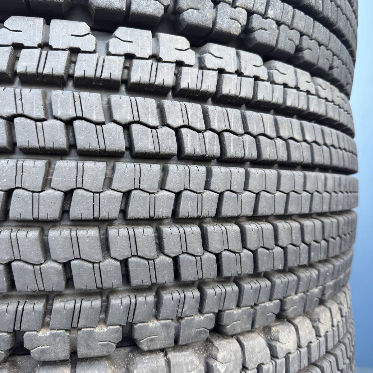 ほぼ新品?! ★17mm 2024年製 275/80R22.5 151/148J ブリヂストン W900 スタッドレス 4本セット 19拍卖