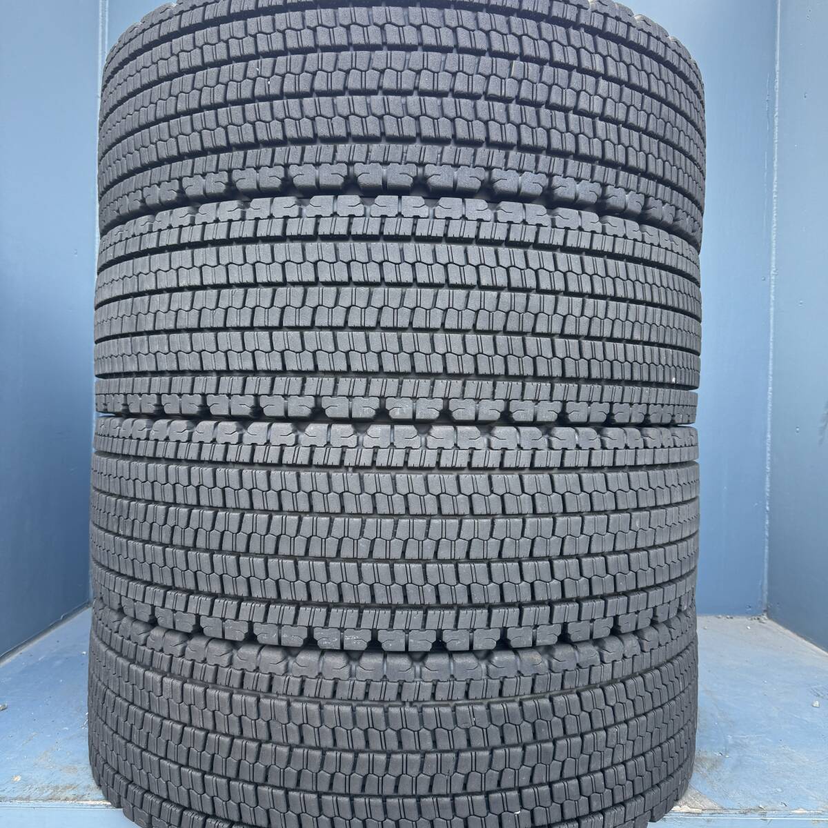 スーパーバリ山★ 2024年製 275/80R22.5 151/148J ブリヂストン W900 スタッドレス 4本セット 20拍卖