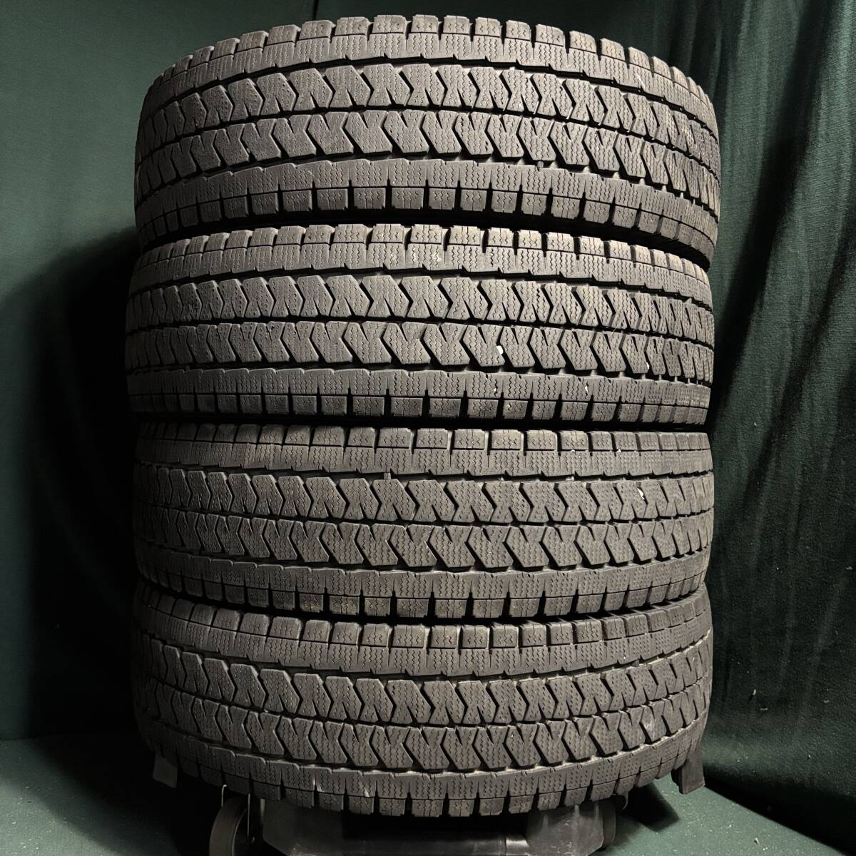 スーパーバリ溝★ ハイエース キャラバン★ 2022年製★ 195/80R15 107/105 ブリヂストン VL10 スタッドレス 4本セット拍卖