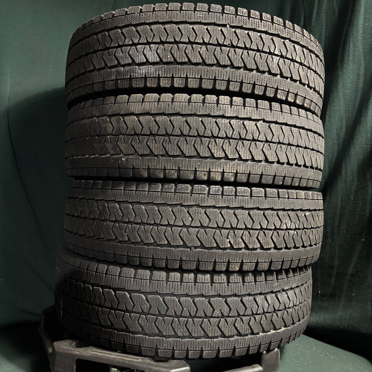 バリ溝★ ハイエース キャラバン★ 195/80R15 107/105 ブリヂストン VL10 スタッドレス 4本セット 4拍卖