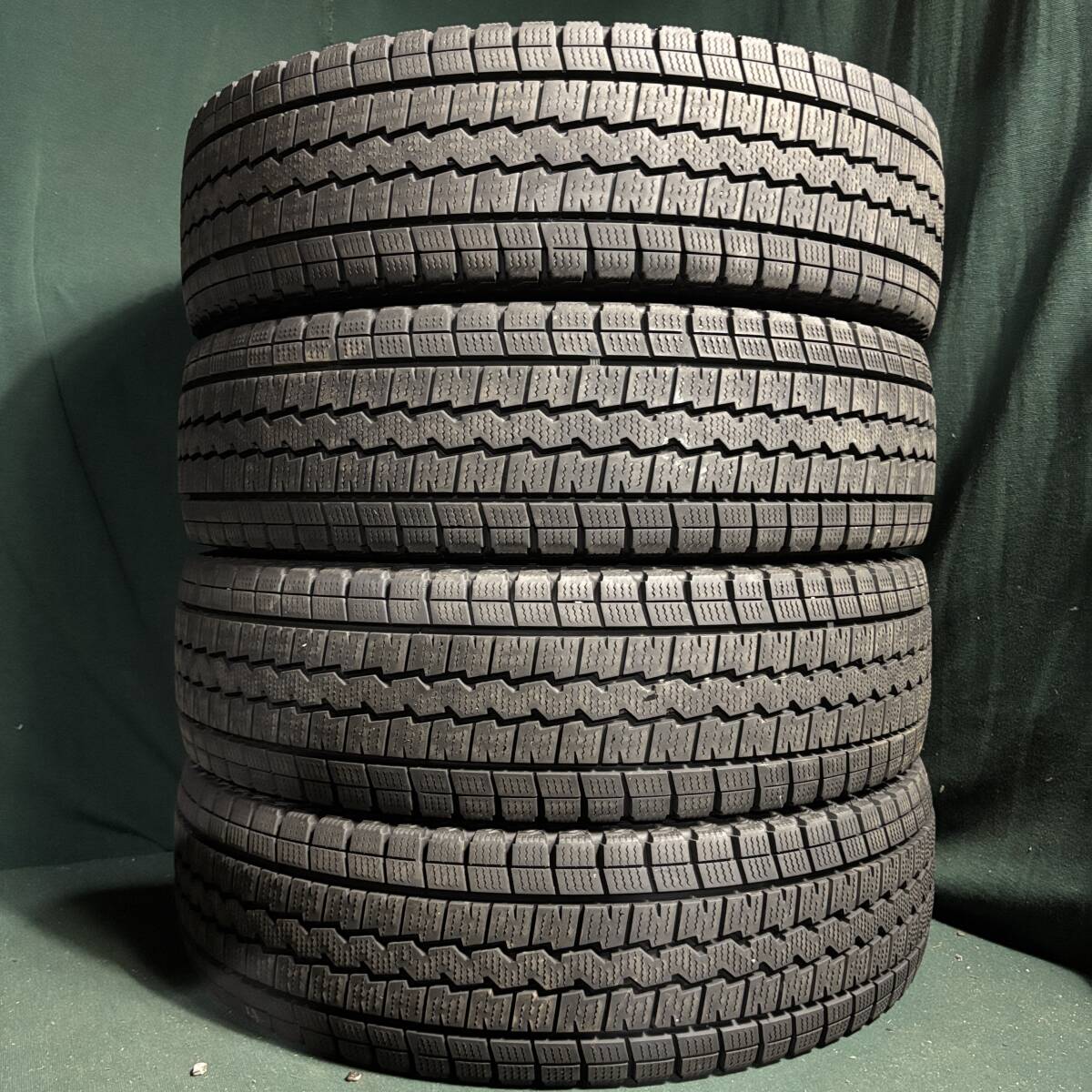 バリ溝★ ハイエース キャラバン★ 195/80R15 107/105 ダンロップ SV01 スタッドレス 4本セット 10拍卖