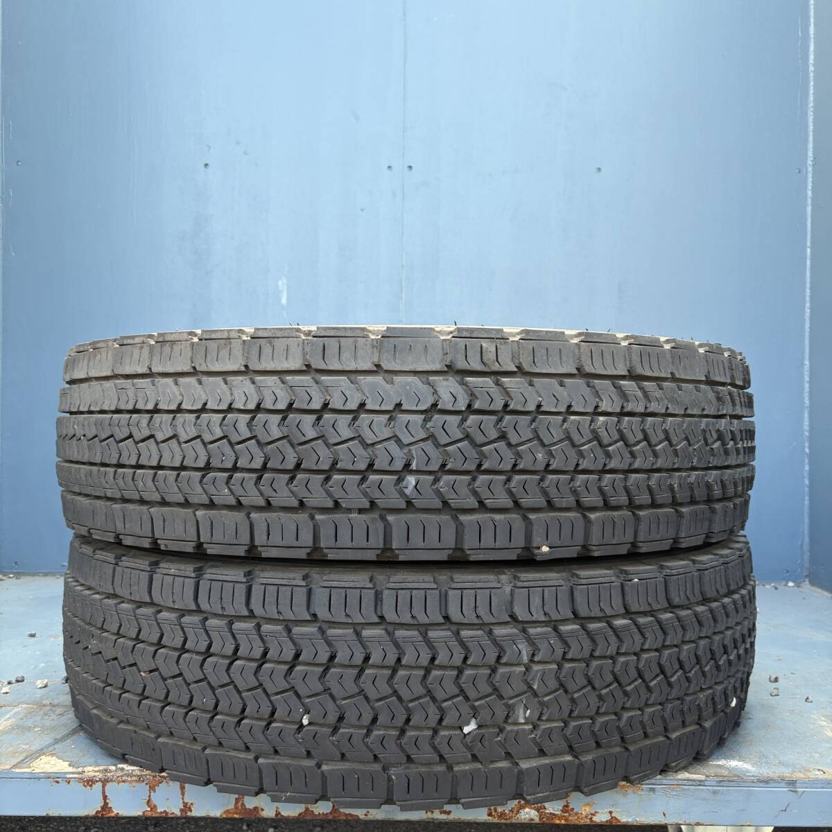 スーパーバリ山★2022年製 235/70R22.5 138/135J ダンロップ SP050 スタッドレス 2本セット拍卖