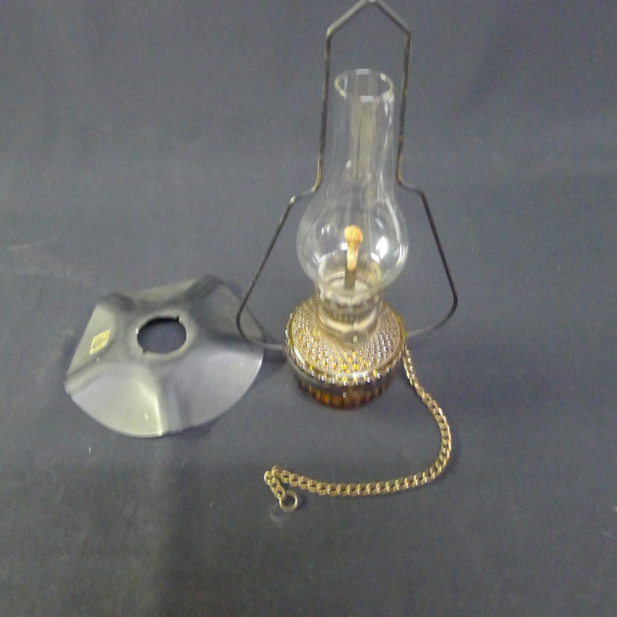 j◆414 オイルランプ 山の思い出 ガラスホヤ 吊り下げ キャップ アウトドア 琥珀 アンバー 油壷 ヴィンテージランプ/80拍卖