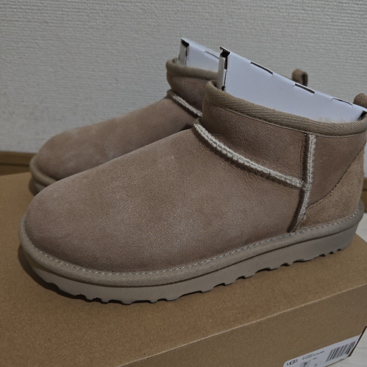 人気希少レア 韓国 ABCストア購入 UGG アグ クラシック ウルトラミニ ムートンブーツ ショートブーツ sand サンドカラー拍卖